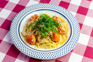 ツナとトマトのペペロンチーノパスタ青じそ乗せ