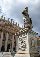 Fototapeta na wymiar Monumental statue of Saint Peter the Apostle in front of Saint Peter's Basilica