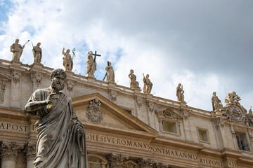 Obraz premium Monumental statue of Saint Peter the Apostle in front of Saint Peter's Basilica on Piazza San Pietro