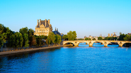 Lumières de Paris sur le Louvre
