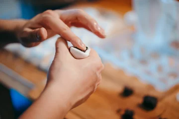 Crédence de cuisine en verre imprimé Bonbons Closeup of hands stuffing a candy