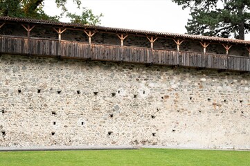 Teil der noch vollständig und gut erhaltenen Stadtmauer mit Balustrade in der kleinen Stadt Glurns auch Glorenza im Vinschgau in Südtirol
