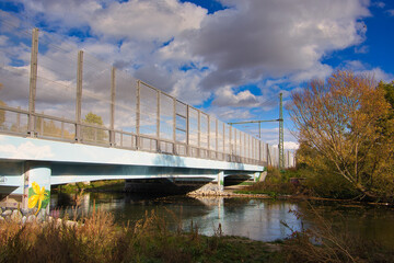 Brücke über den Fluss Weiße Elster, Eisenbahnbrücke am Heuweg in Leipzig Möckern, Sachsen,...