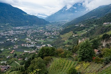 Fototapeta na wymiar Blick von Dorf Tirol bei Meran in das schöne Etschtal mit seinen vielen Apfelplantagen