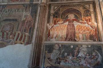 Alte Freskenmalerei mit biblischen, teilweise grausamen Motiven