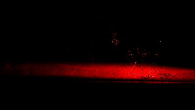 bagliori intermittenti di luce rossastra su sfondo nero