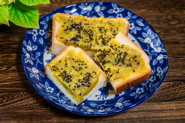 さつま芋あんを乗せたトースト