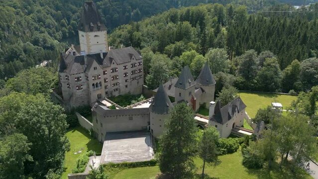 Luftaufnahme vom sch&ouml;nen Schloss Ottenstein in Nieder&ouml;sterreich, &Ouml;sterreich (4K, UHD)