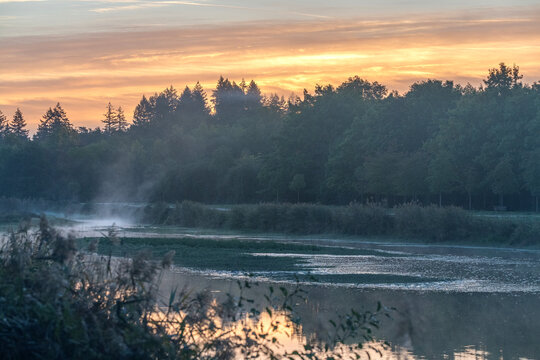 Coucher de soleil et brume sur un paysage dans la nature en Sologne