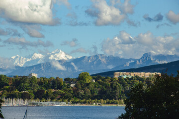 Obraz premium lake in the mountains in the morning