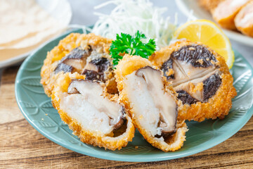 椎茸のエビすり身詰めフライ