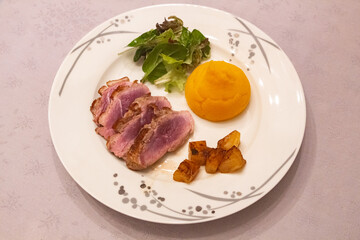 Duck breast, sweet potatoes puree, green salad and pineapple pieces - 538435164