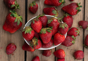 top view of boul of sliced ​​strawberries