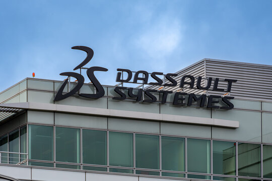 V&eacute;lizy-Villacoublay, France - 15 octobre 2022: Logo sur l'immeuble du si&egrave;ge social de Dassault Syst&egrave;mes, &eacute;diteur de logiciels fran&ccedil;ais sp&eacute;cialis&eacute; notamment dans la conception num&eacute;rique 3D
