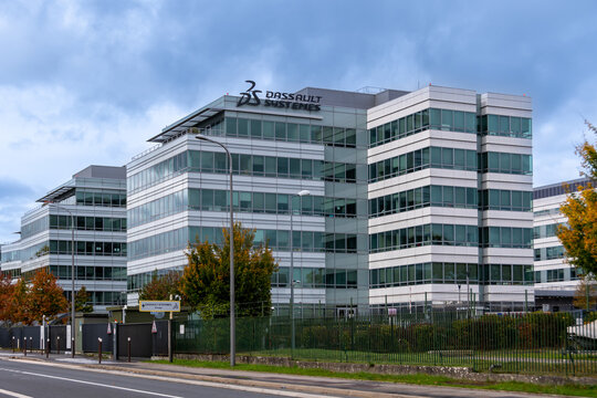 V&eacute;lizy-Villacoublay, France - 15 octobre 2022: Vue ext&eacute;rieure du si&egrave;ge social de Dassault Syst&egrave;mes, &eacute;diteur de logiciels fran&ccedil;ais sp&eacute;cialis&eacute; notamment dans la conception num&eacute;rique 3D