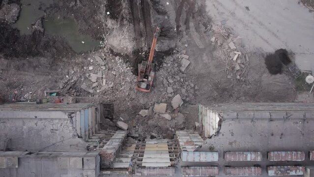 Excavator for dismantling buildings, using a special claw, dismantles a multi-storey building. Ukraine. 4k