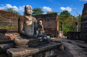 Obraz premium Buddha images in Vatadage temple in ruins of Polonnaruwa in Sri Lanka