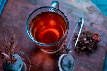 té en taza de vidrio sobre mesa de madera. 
