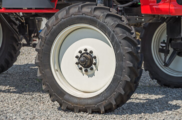 Agricultural machine wheel with high ground clearance