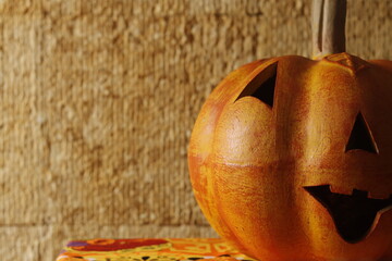 Calabaza en espacio negativo frente a un fondo amarillo 
