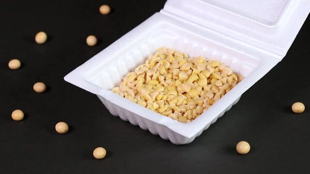 パックに入ったひきわり納豆と大豆　回転