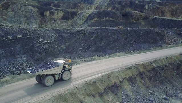 Arbeiten im Bergbaugebiet mit schweren Maschinen