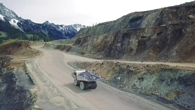 Arbeiten im Bergbaugebiet mit schweren Maschinen