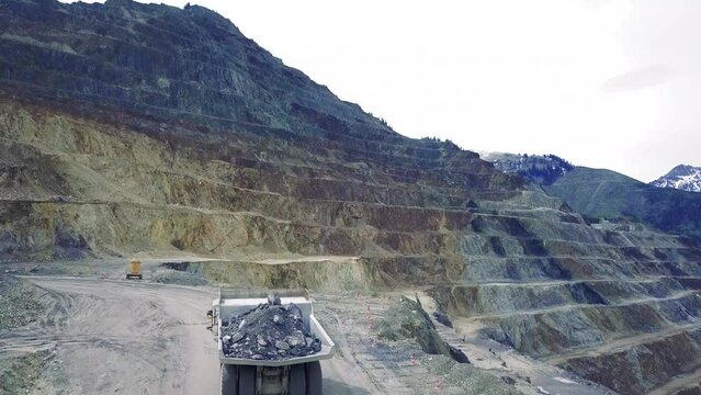 Arbeiten im Bergbaugebiet mit schweren Maschinen