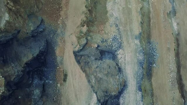 Arbeiten im Bergbaugebiet mit schweren Maschinen