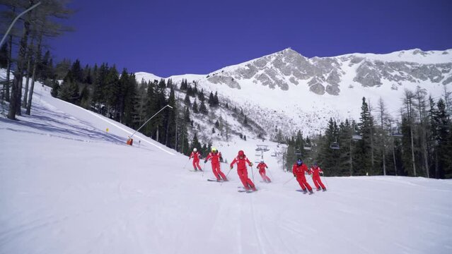 Gruppe von Skifahrern fahren parallel