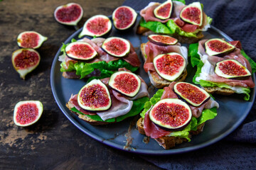  Kanapki z sałatą, szynką dojrzewającą i figami