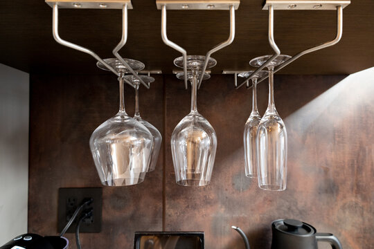 キッチンのワインホルダーに吊るされたワイングラス、シャンパングラス、ブルゴーニュグラス（千葉県）