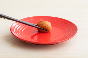 梅干しを箸で掴む