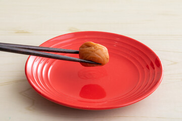 梅干しを箸で掴む