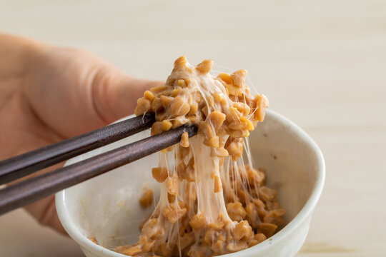 箸で混ぜて糸ひく納豆・natto