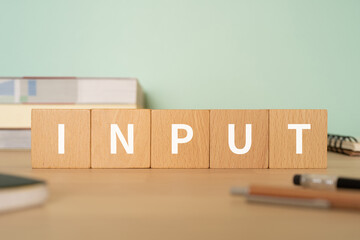 INPUTと書かれたブロックが置かれたデスク
