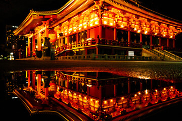 Fototapeta na wymiar 日本のお寺、雨上がりの水面に映る美しい神社、浅草のお寺