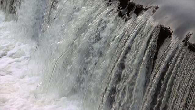 Wasser an einem Flusswehr, Zeitlupe