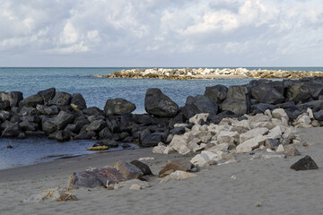 Bord de mer par une matinée nuageuse