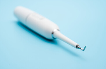 Electric ultrasonic toothbrush to remove dental calculus