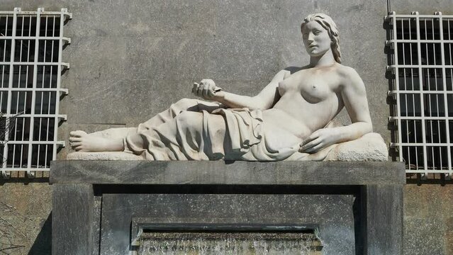 Dora Statue in Turin