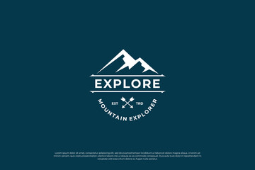 Obraz premium mountain travel logo design, climber logo vector. mountain adventure logo template.