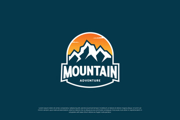 Fototapeta na wymiar vintage emblem mountain logo design.