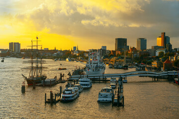 Naklejka premium Hamburg in the evening , view of Elba river and boats 