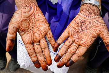 Festliche Hennabemalung der Hände einer Inderin, Mehndi, dazu kostbarer Schmuck, Anlass 5....
