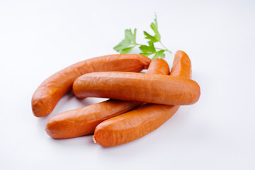 Traditionelle rohe deutsche Bockwurst angeboten als close-up auf weißem Board mit Textfreiraum