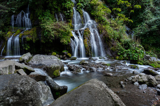 美しい滝　山梨県吐竜の滝