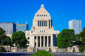 Obraz premium 静かな朝、秋晴れの国会議事堂（東京都千代田区永田町）