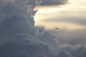 Un avión sale de un cúmulo de nubarrones tempestuosos al amanecer