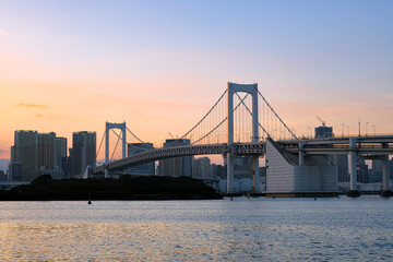 Fototapeta na wymiar 東京都 夕暮れのレインボーブリッジ お台場海浜公園から